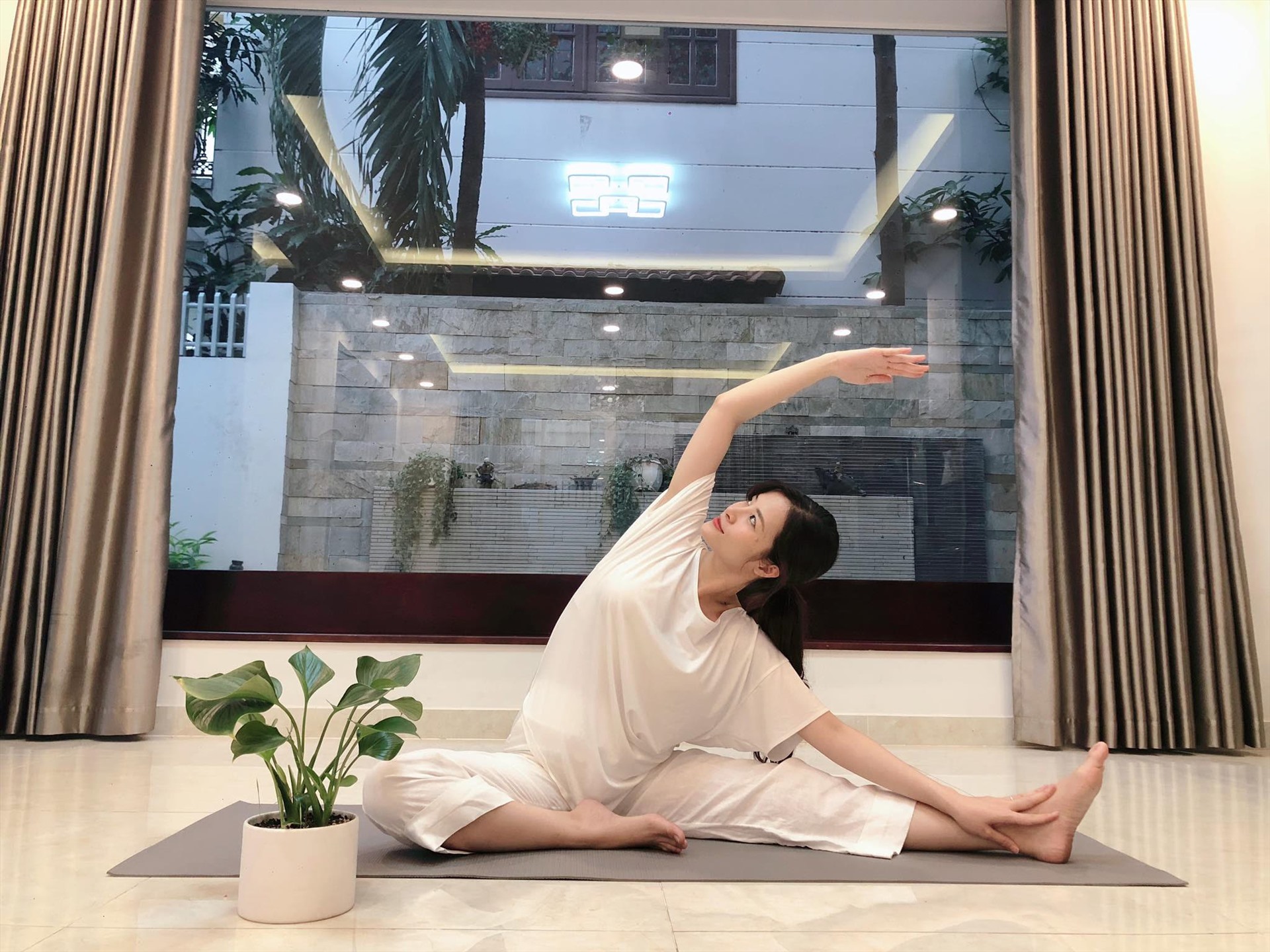 Trong những ngày đầu thai kỳ, ca sĩ Đông Nhi diện những bộ đồ thoải mái, rộng rãi. Ảnh: FBNV