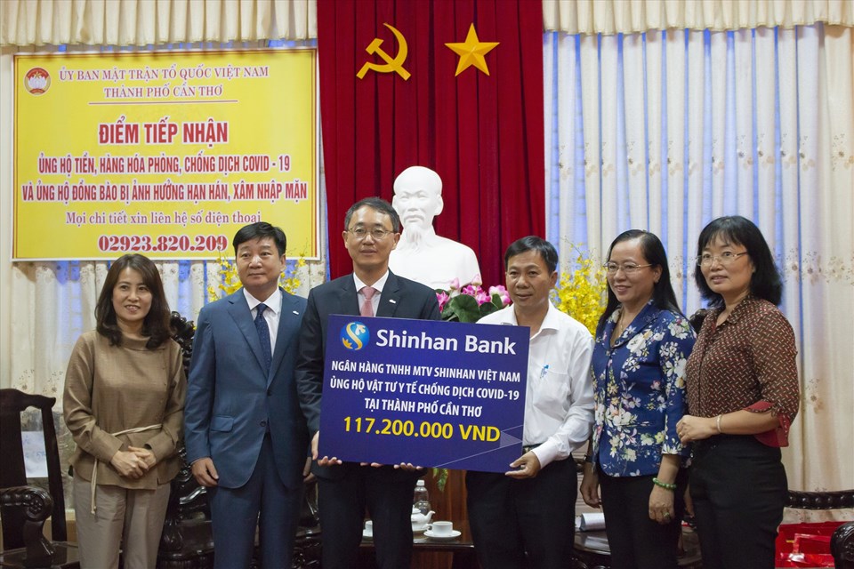 Ngân hàng Shinhan trao tặng quà và vật phẩm y tế cho đội ngũ y bác sỹ và quân nhân tại khu vực cách ly thành phố Cần Thơ Ngân hàng Shinhan trao tặng quà và vật phẩm y tế cho đội ngũ y bác sỹ và quân nhân tại khu vực cách ly thành phố Cần Thơ