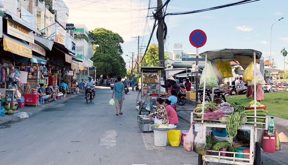 Hàng rong bán trước Bệnh viện Đa khoa Bạc Liêu (ảnh Nhật Hồ)