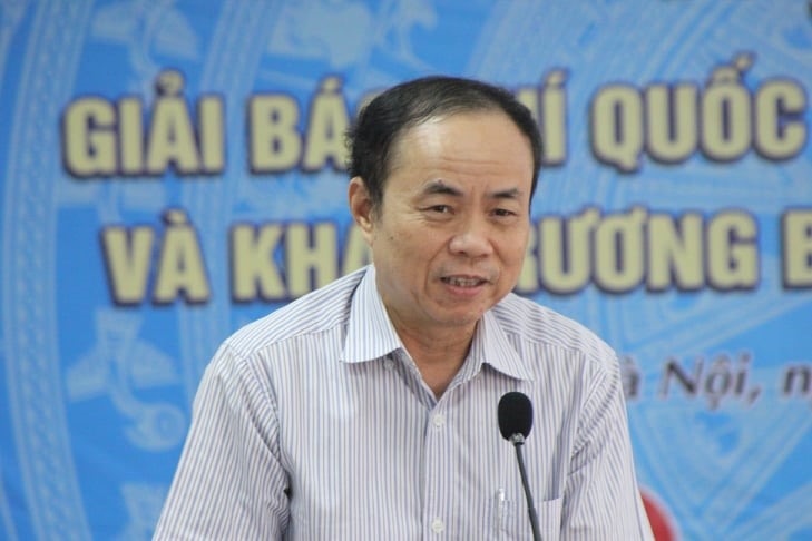 Ông Trần Bá Dung thông tin tại buổi họp báo. Ảnh: Phạm Đông