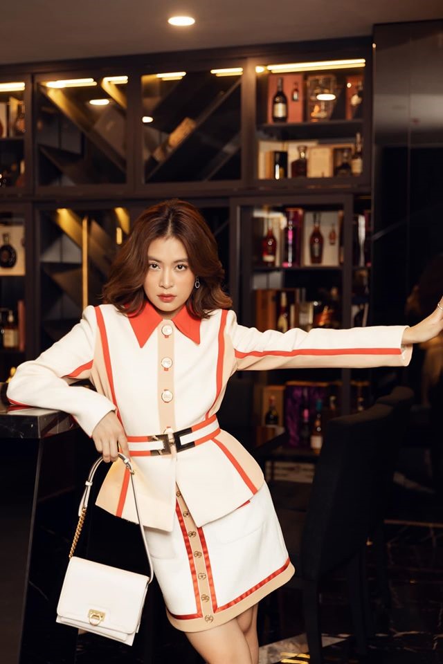 Trên địa hạt thời trang, hình ảnh của Hoàng Thùy Linh cũng phủ sóng khắp các bảng xếp hạng mặc đẹp với loạt trang phục, phụ kiện đến từ những nhà mốt danh tiếng nhất thế giới.