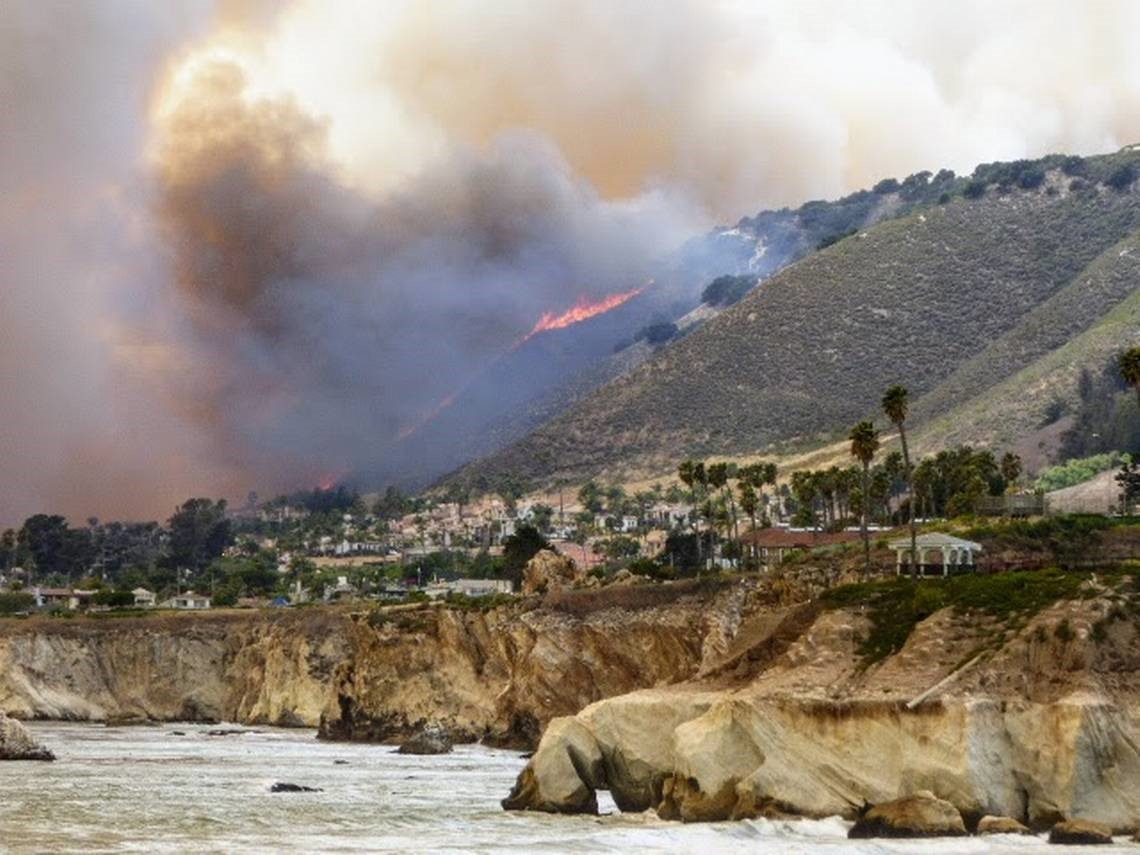 Đám cháy rừng nhìn từ xa. Ảnh: Sanluisobispo/Joe Dezso.