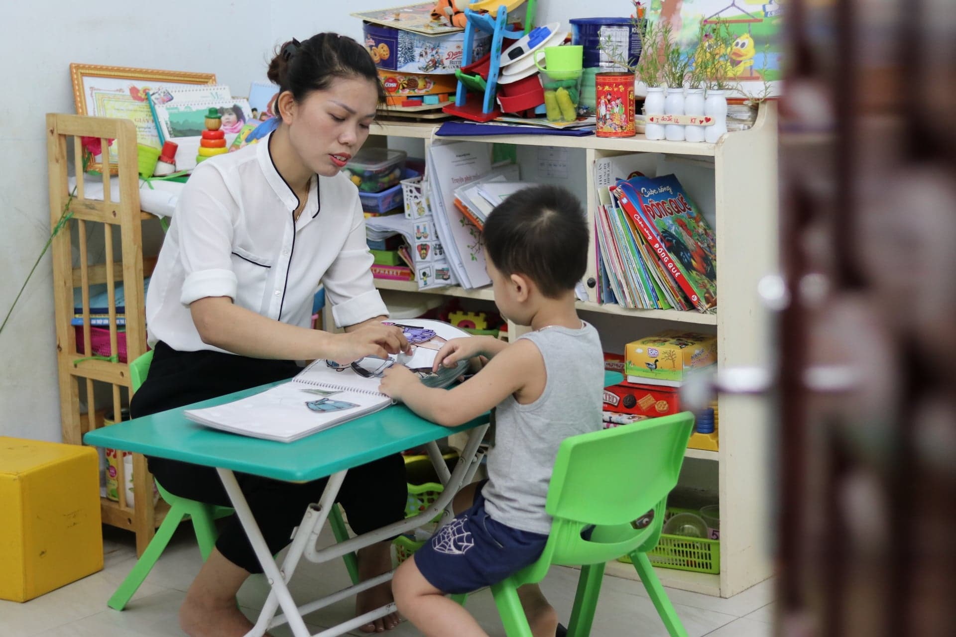 Cô giáo Nguyễn Thị Việt Hà đang dạy học tại trung tâm giáo dục Khai Trí.
