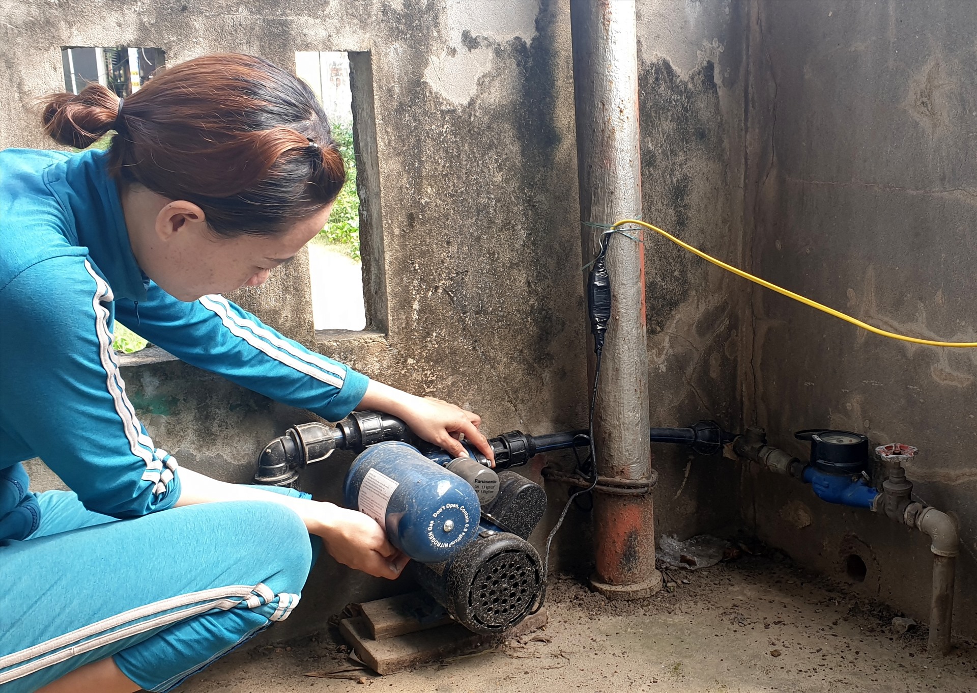 Người dân phải bỏ thêm tiền để lắp máy bơm tăng áp mới có nước máy để sử dụng. Ảnh: Hưng Thơ.