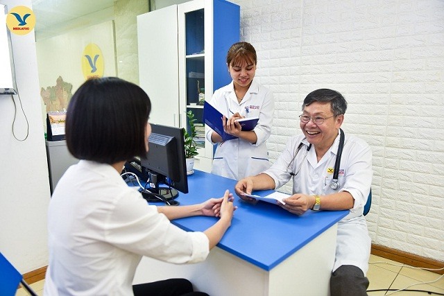 PGS.TS Đoàn Hữu Nghị khám và tư vấn bệnh nhân tại BVĐK MEDLATEC. Ảnh: MEDLATEC