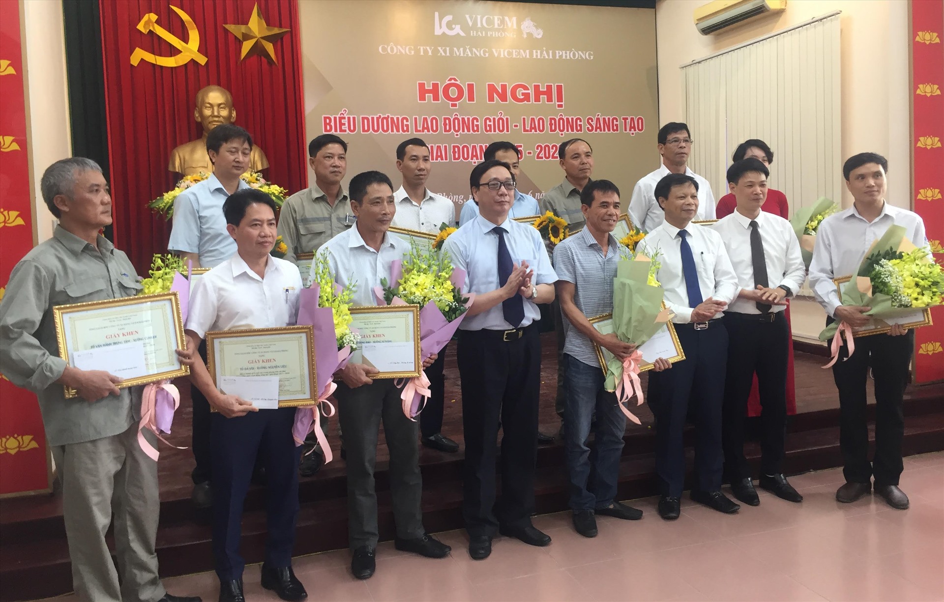 Các tập thể, cá nhân được Công ty Vicem Hải Phòng biểu dương đợt này - ảnh MC