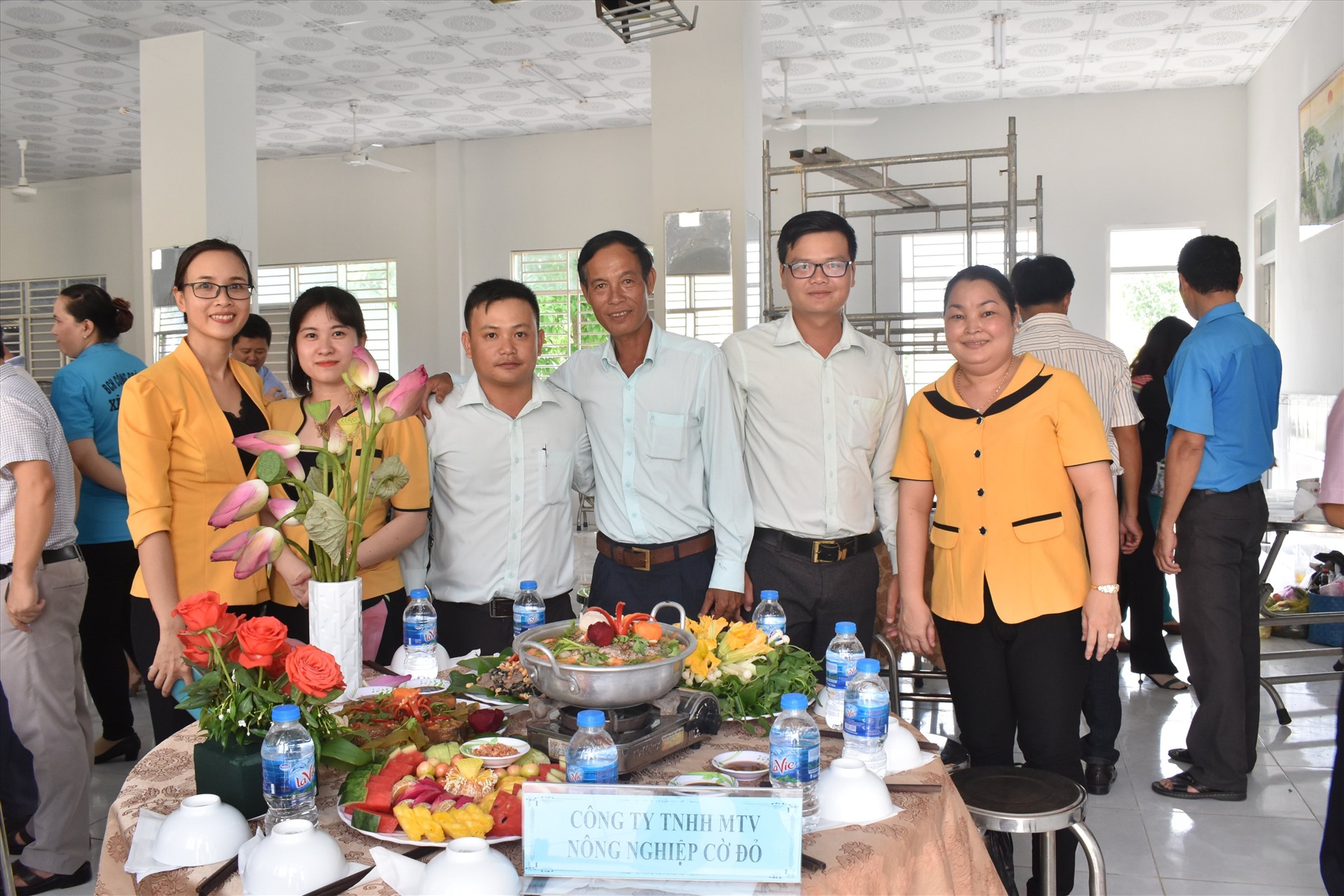 Hội thi “Bửa cơm gia đình, ấm áp yêu thương” với sự tham dự 12 đội đại diện cho các CĐCS trực thuộc LĐLĐ huyện Cờ Đỏ ( TP.Cần Thơ). Ảnh: Thành Nhân