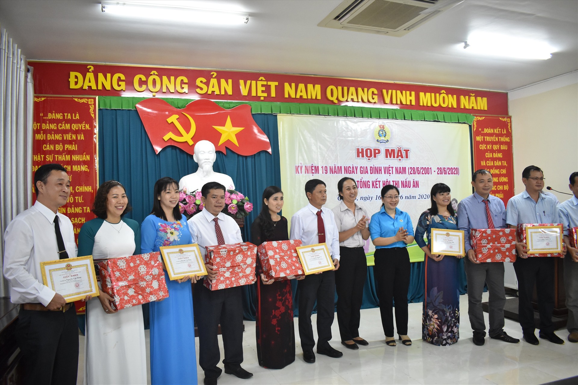 UBND huyện Cờ Đỏ (TP.Cần Thơ) trao giấy khen