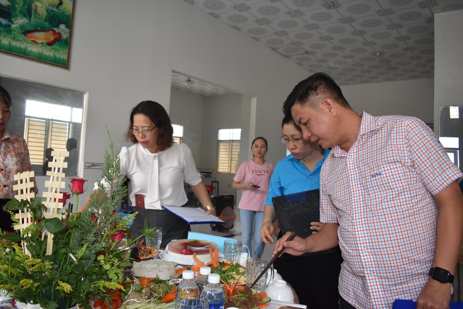 Ban giám khảo chấm điểm với phần thi ” Bửa cơm yêu thương. Ảnh: Thành Nhân