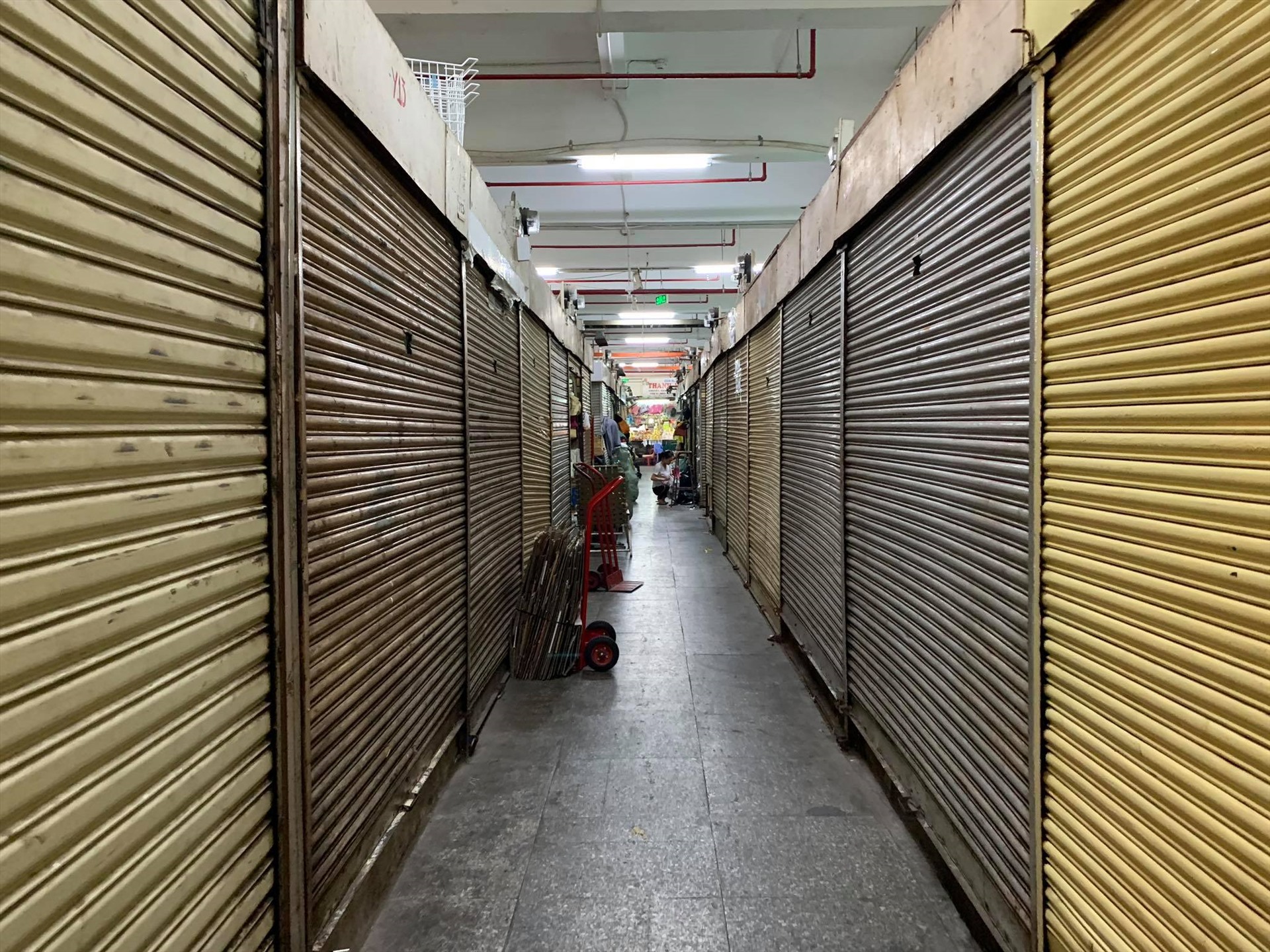 Hàng loạt ki-ốt phải đóng cửa hoặc treo biển sang sạp. Ảnh: Ngọc Lê