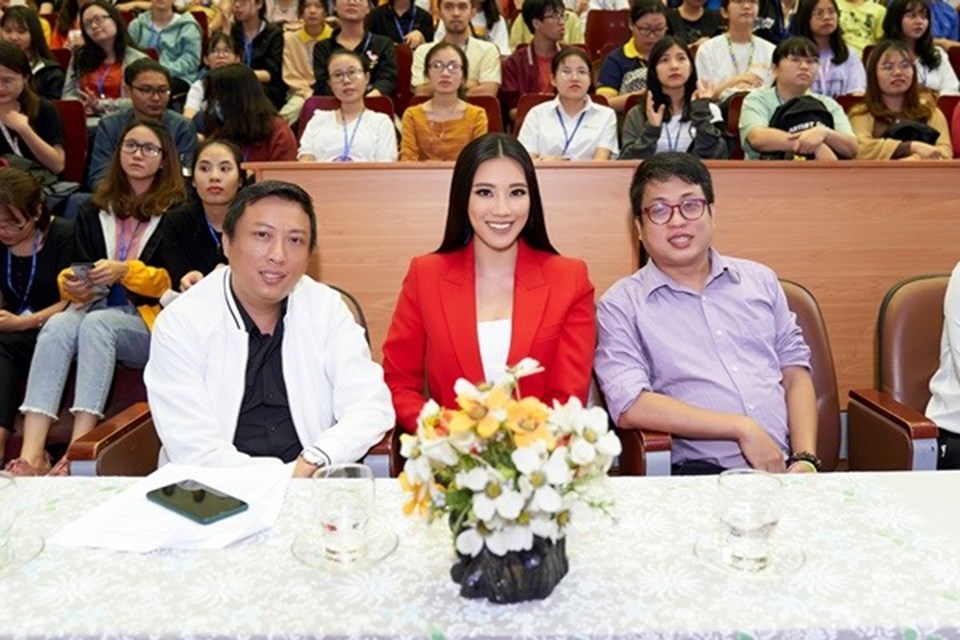 Nàng Á hậu mong muốn các sinh viên có cái nhìn cởi mở với người bị HIV. Ảnh: Sang Đào Nàng Á hậu mong muốn các sinh viên có cái nhìn cởi mở với người bị HIV. Ảnh: Sang Đào