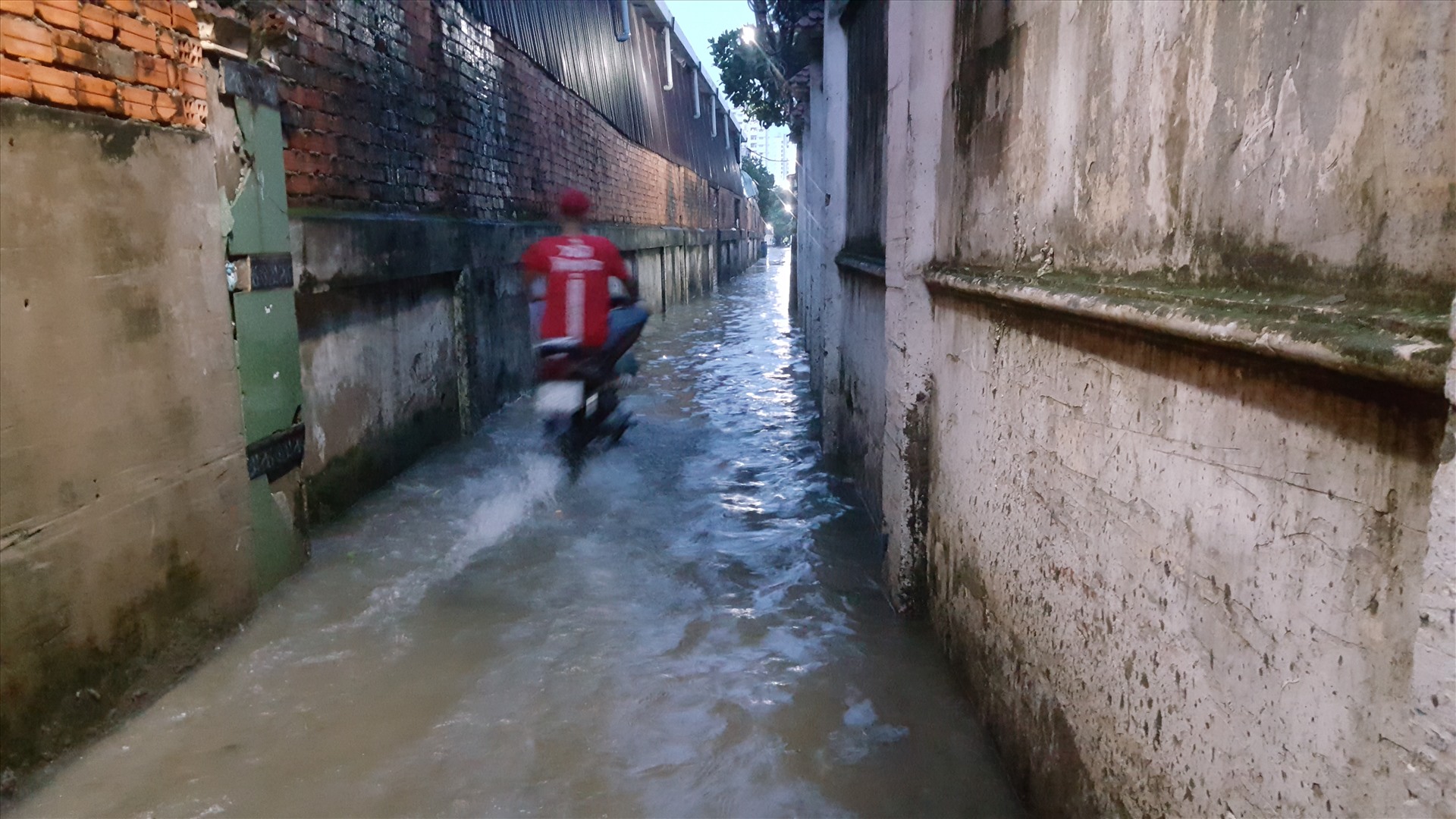 Một con hẻm khác trên đường Hồ Ngọc Lãm cũng bị ngập sau mưa. Ngoài nguyên nhân do mưa to, các con hẻm này ngập là do hệ thống thoát nước không đảm bảo.