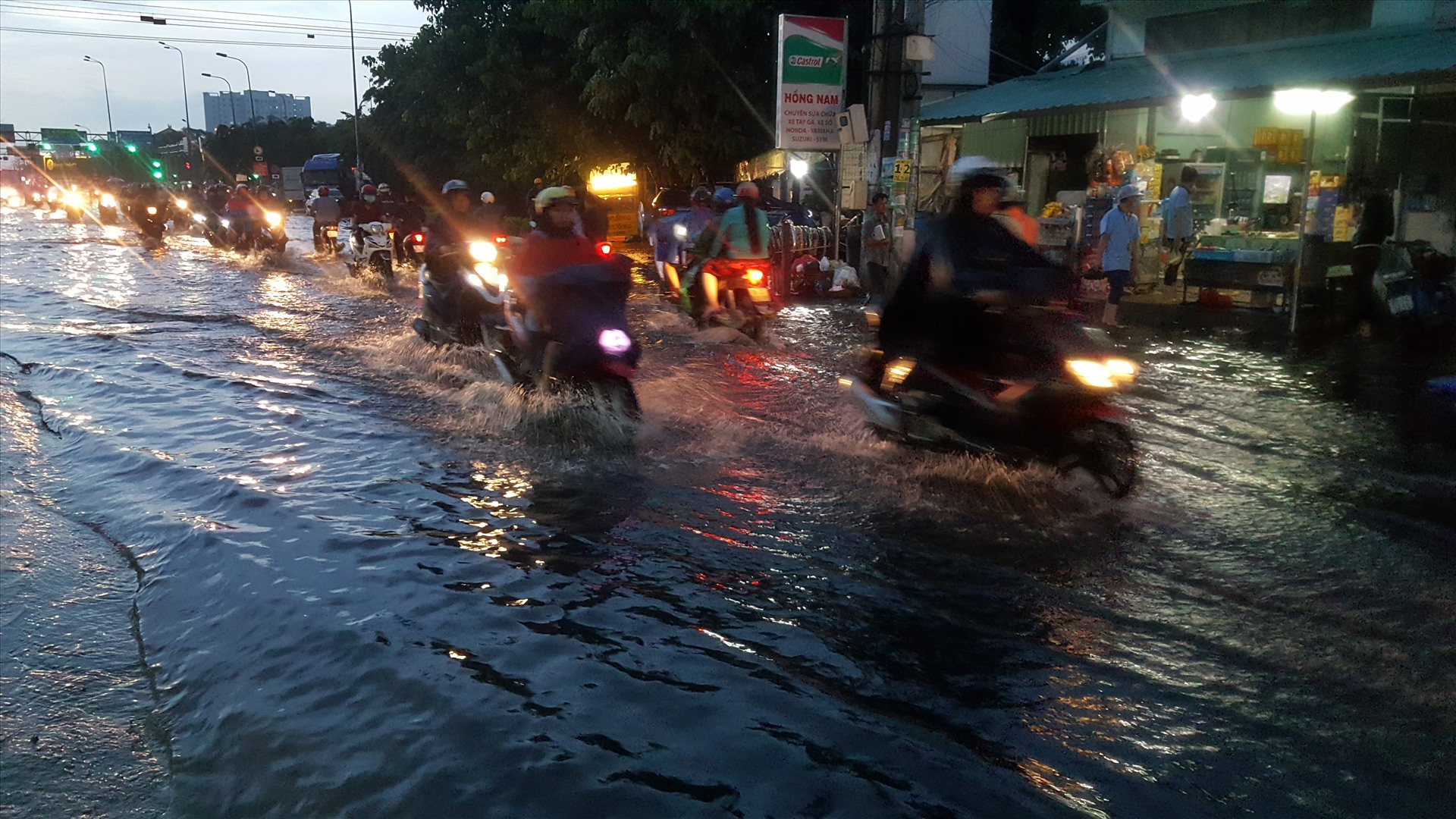 Một đoạn đường Hồ Ngọc Lãm bị ngập sau mưa.