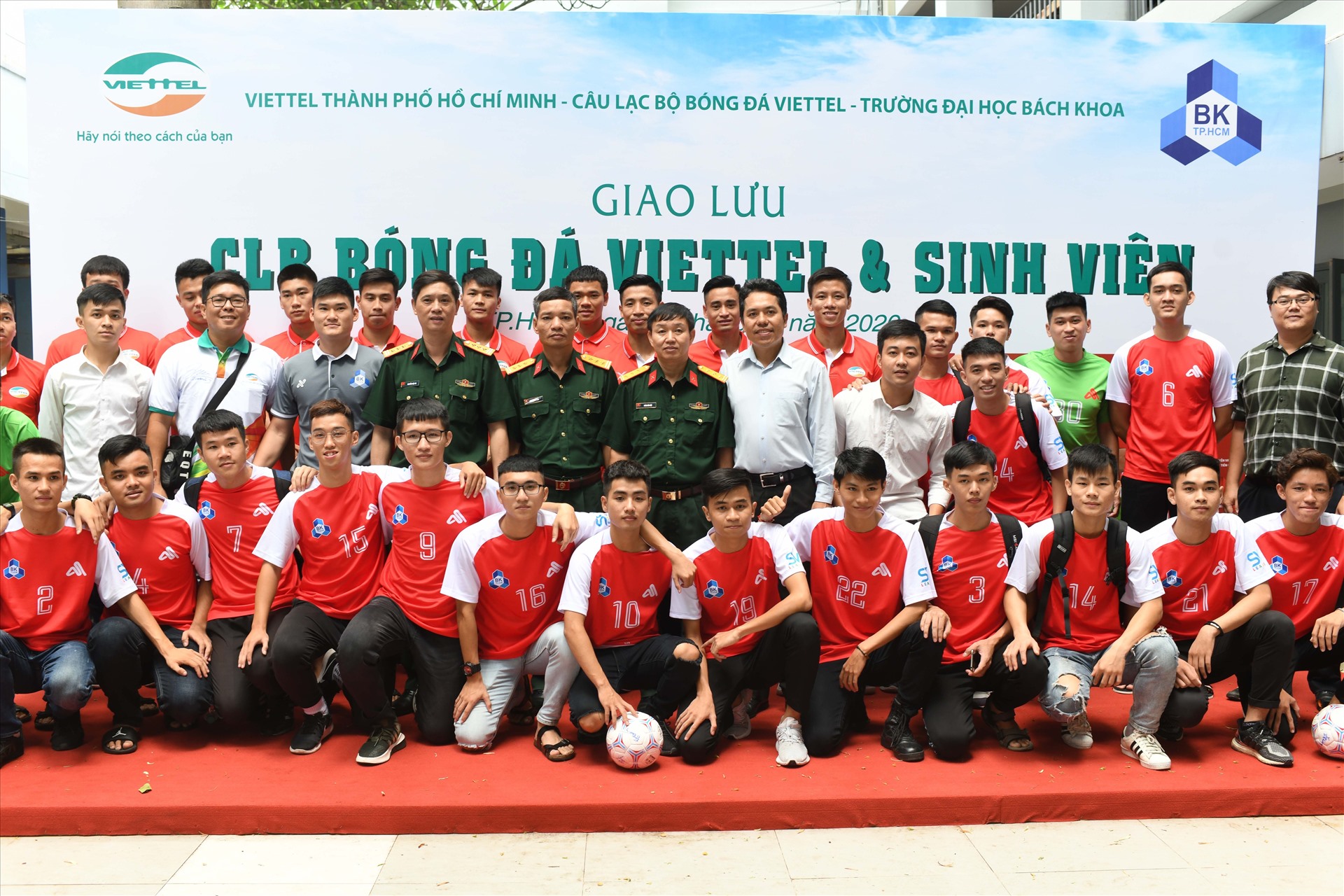 Các thành viên của Viettel giao lưu cùng sinh viên Đại học Bách Khoa TP.HCM.