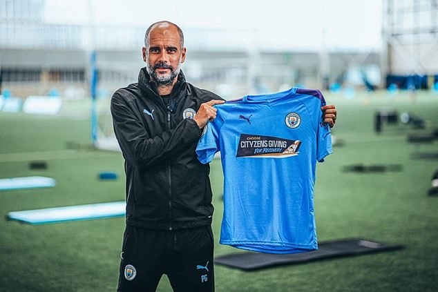 Bộ trang phục đặc biệt Man City mặc tiếp đón Arsenal. Ảnh:Daliy Mail