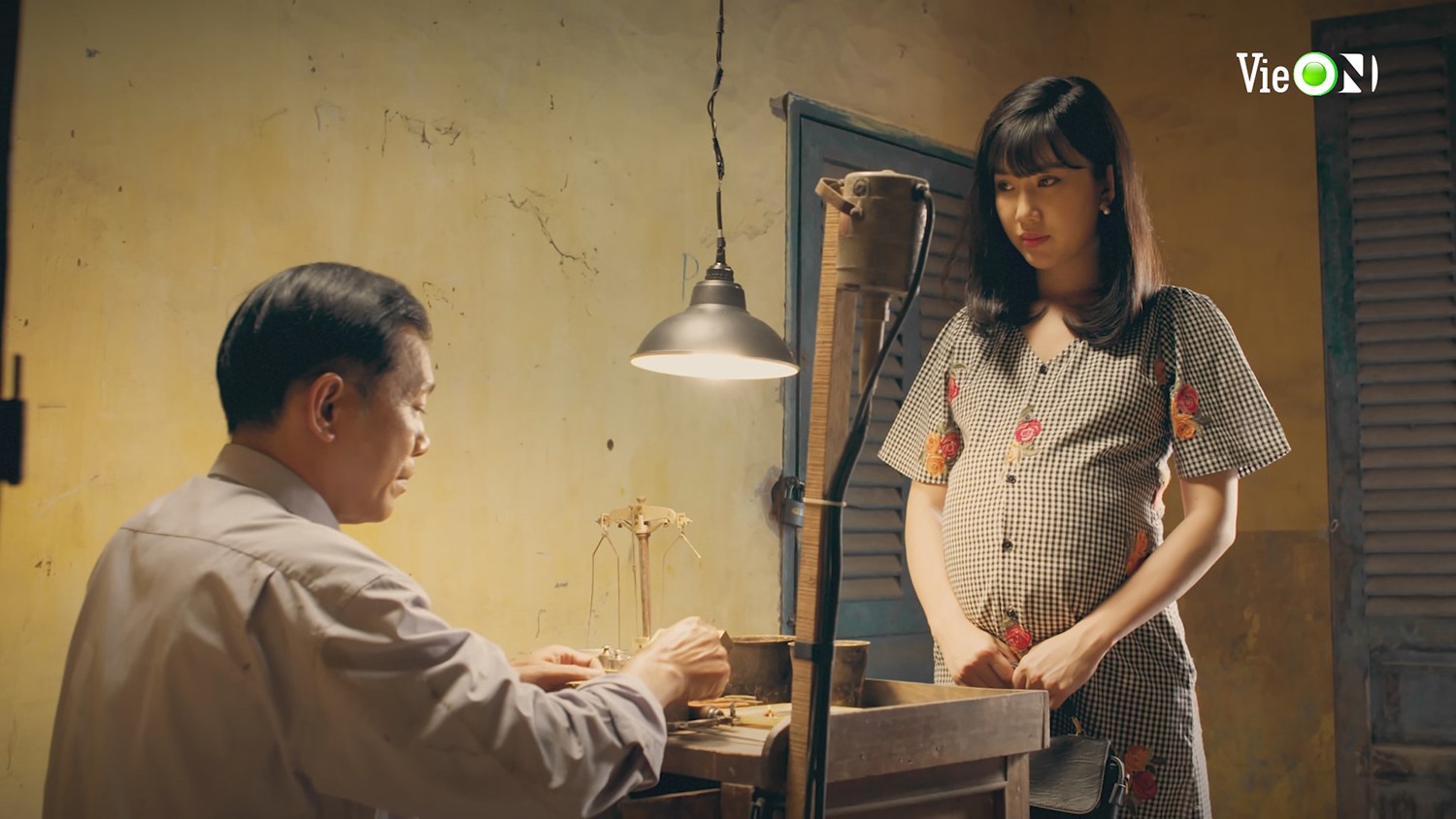 Thúy Ngân đối mặt với thói ăn chơi của Trung Dũng trong phim. Ảnh: ĐPCC