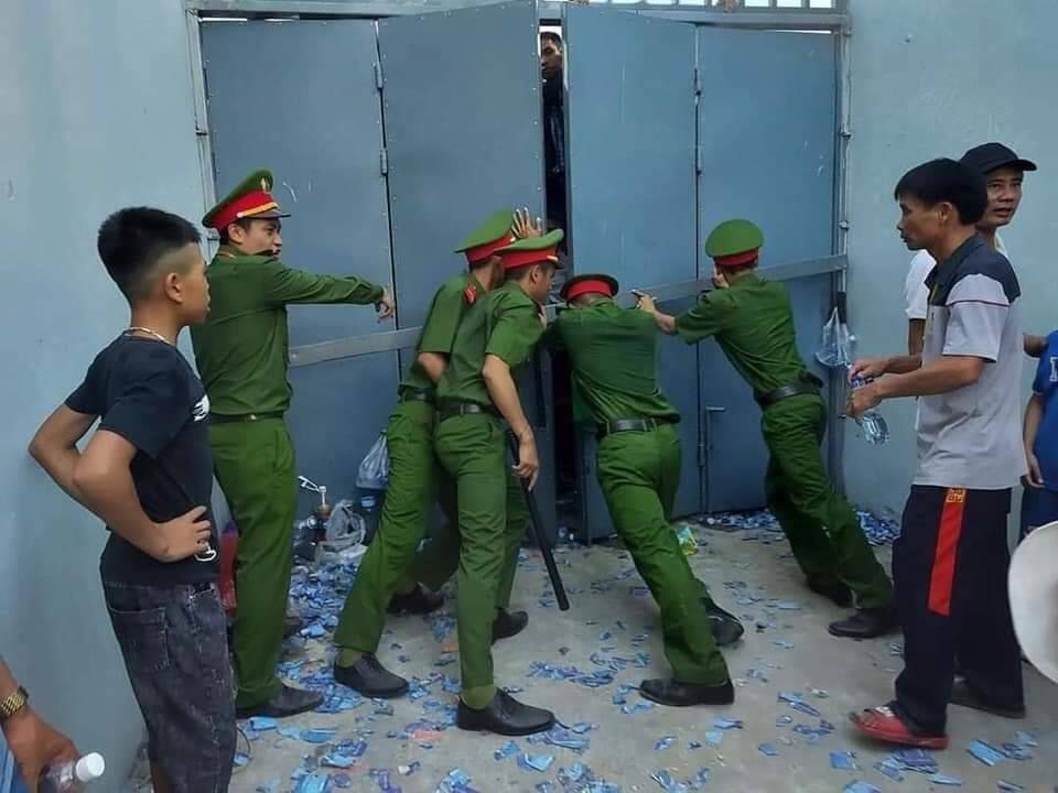 Lực lượng an ninh gần như mất kiểm soát khi số lượng người đến sân quá đông. Ảnh: Siam Sport