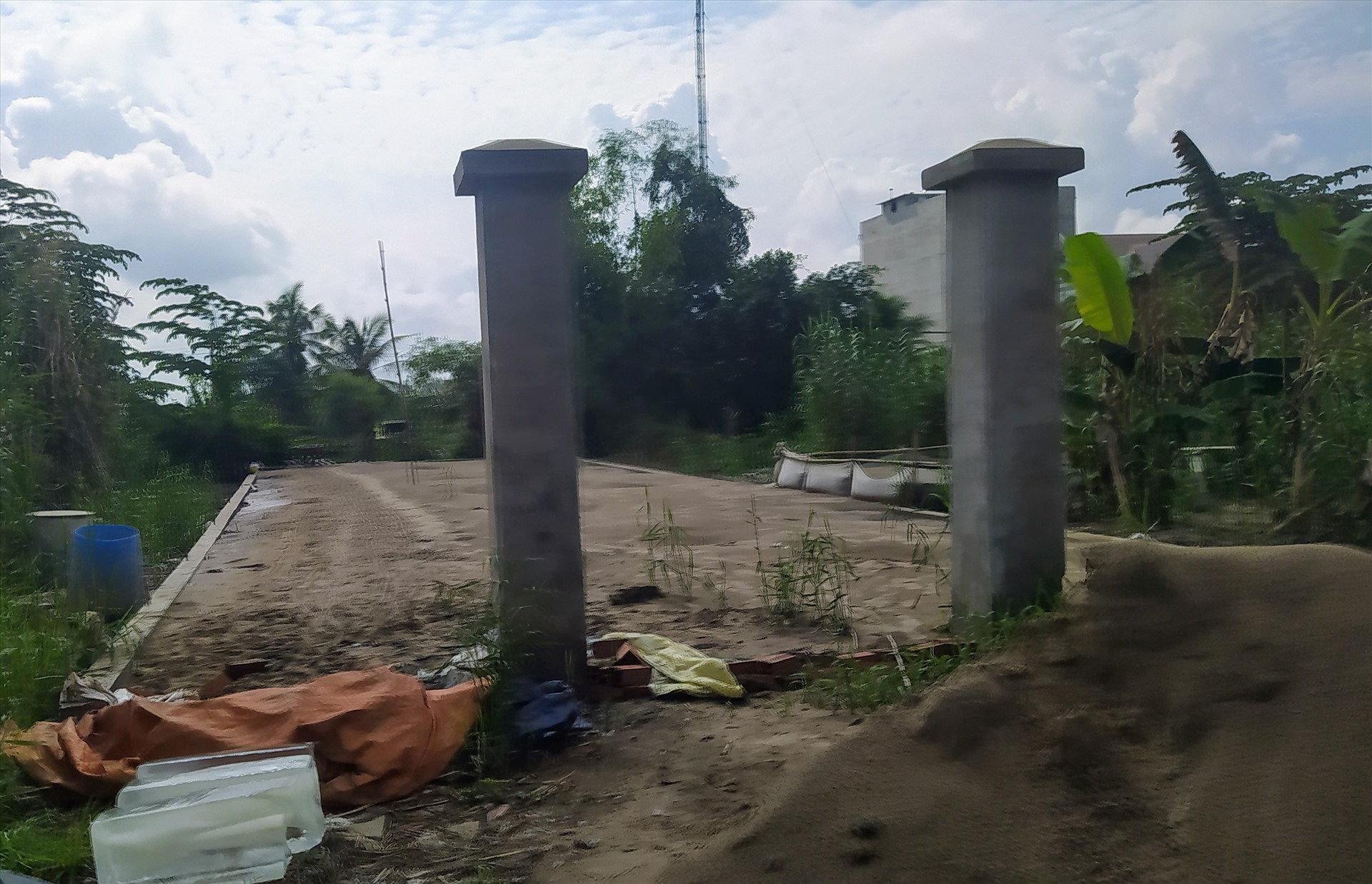 Sau khi bị kiểm tra, nhiều khu đất xây dựng trái phép đã dừng lại. Ảnh: TR.L.