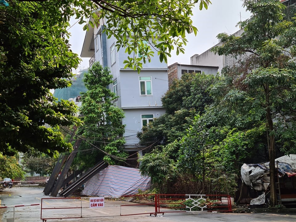 Trước đó, ngày 1.4, ngôi nhà này bị nghiêng, tách rời khỏi nhà bên cạnh, nguy cơ sập đổ cao. Ảnh ĐL