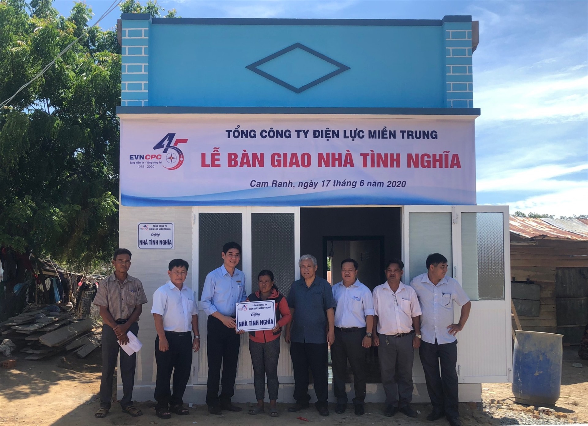 Cùng với mặt trận các cấp những ngôi nhà từ tấm lòng của đoàn viên công nhân ngành điện đến với gia đình chị Thị Sai và đồng bào nghèo tại Khánh Hòa. Ảnh: Anh Huy