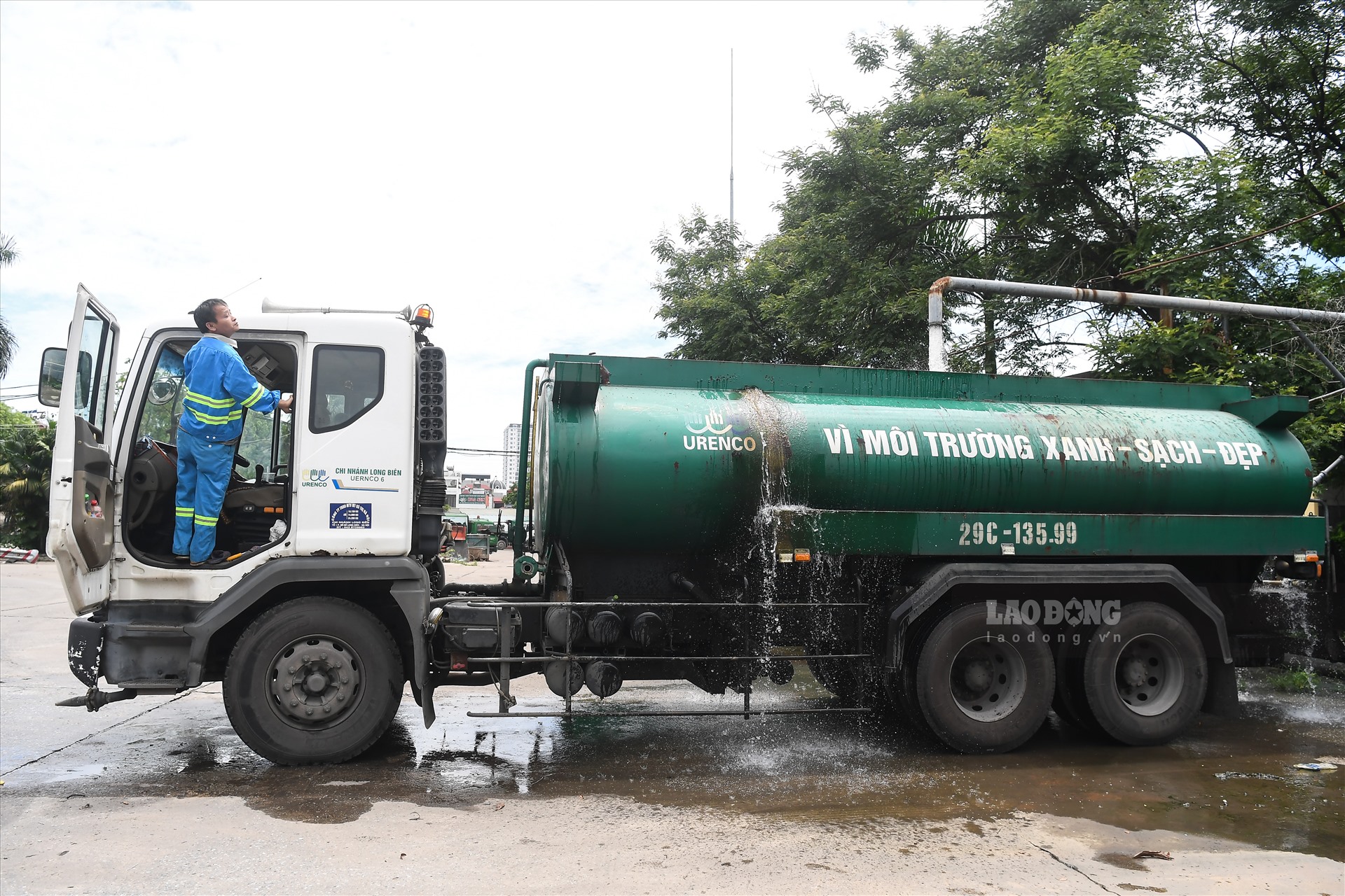 UBND Thành phố Hà Nội đã đồng ý kế hoạch tưới nước rửa đường của 30 quận, huyện, thị xã. Theo đó, thành phố yêu cầu việc rửa đường tuân thủ nguyên tắc đảm bảo vệ sinh môi trường, không chồng lấn với hoạt động của xe quét hút và không tưới nước rửa đường trong ngày mưa. Kinh phí rửa đường năm 2020 của thành phố trên 114 tỉ đồng từ ngân sách.