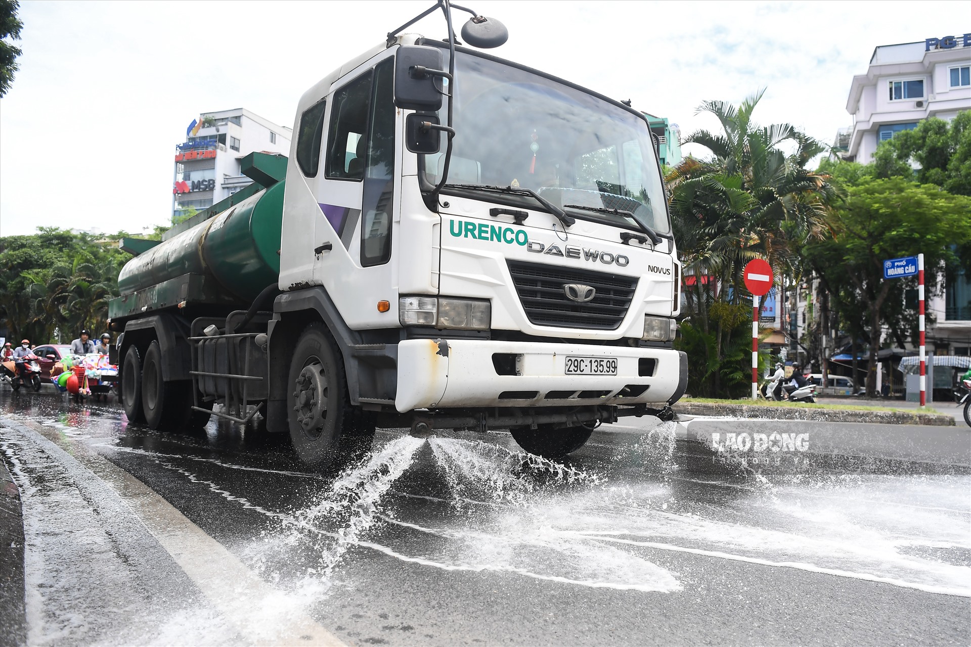 Theo ghi nhận của phóng viên Lao Động, trưa ngày 17.6 Công ty Urenco đã điều các xe bồn thực hiện việc tưới nước rửa đường. Theo Trung tâm Dự báo khí tượng thuỷ văn quốc gia, nhiệt độ cao nhất trong ngày hôm nay là 37 độ C.