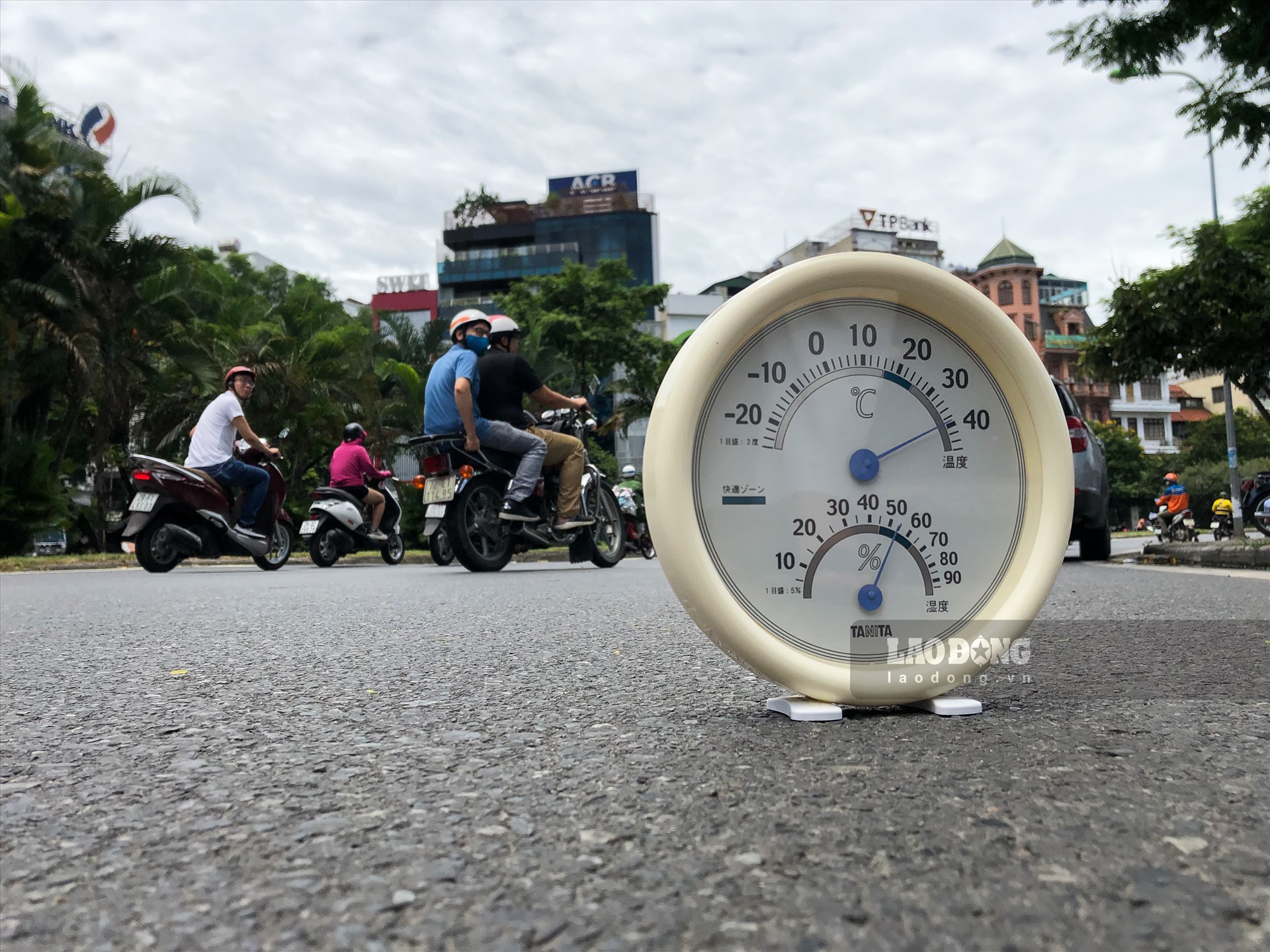 Nhiệt độ ngoài trời hôm nay đo được là gần 40 độ C.