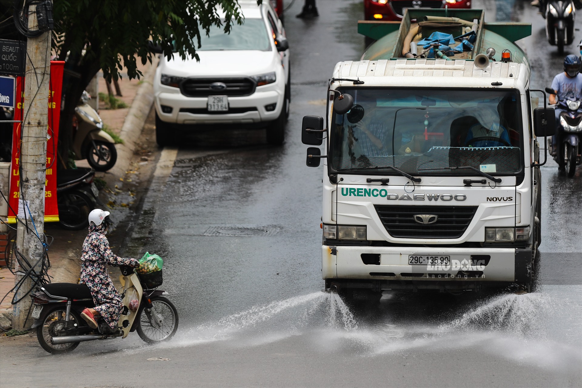 Các tuyến phố, đường được rửa đường thường xuyên là những tuyến phố chính ở địa bàn quận, huyện và thường xuyên phát sinh bụi bẩn.
