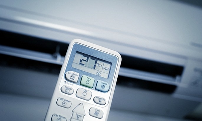 Để nhiệt độ điều hòa trong khoảng từ 26-28 độ để tiết kiệm điện mùa nắng nóng. Ảnh: Anh Minh