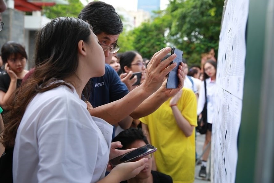 Những ngày tháng 6 nắng như đổ lửa, cũng là lúc các em học sinh bước vào những kì thi chuyển cấp đầy căng thẳng. Ảnh: Hải Nguyễn.
