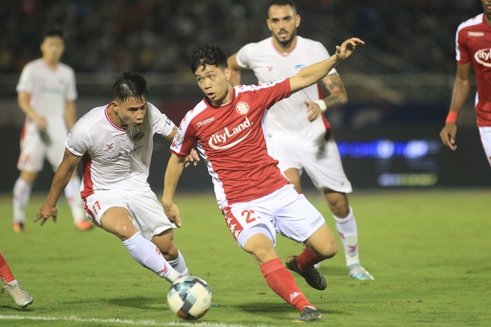 Công Phượng là cầu thủ chơi nổi bật nhất ở trận TP.HCM vs Viettel 3-0. Cầu thủ sinh năm 1995 ghi 1 bàn, kiến tạo 1 bàn cho Huy Toàn. Đây là bàn thắng đầu tiên của anh tại V.League 2020 sau 3 trận tịt ngòi. Ảnh: VĐ.