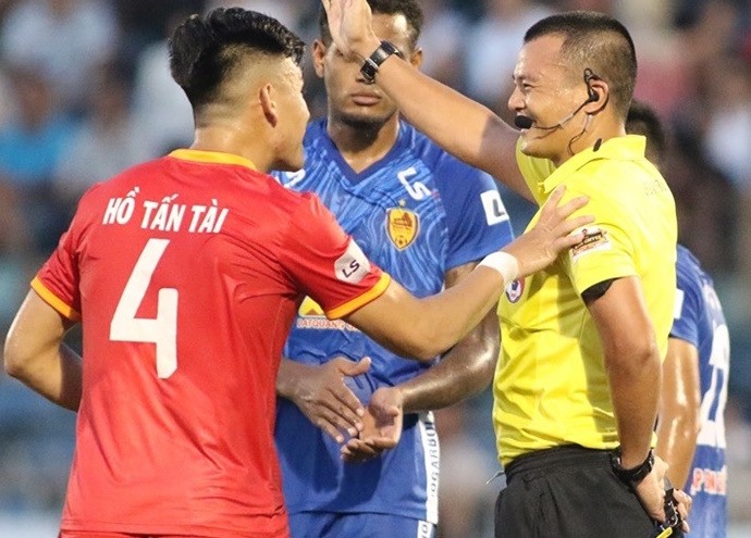 Trọng tài Nguyễn Đình Thái bị phản ứng. Ảnh: PN