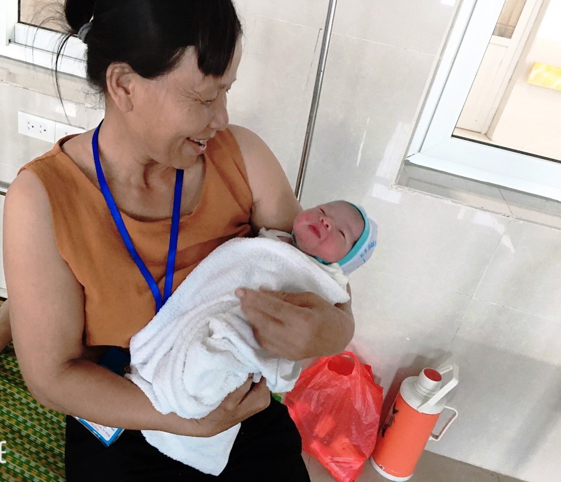 Niềm vui của gia đình chị Yến khi cháu bé được sinh ra an toàn. Ảnh: NT