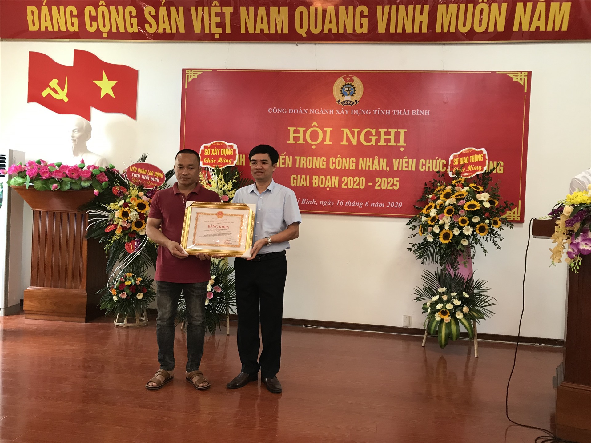 Đồng chí Bùi Xuân Vinh - Chủ tịch LĐLĐ tỉnh trao bằng khen của UBND tỉnh cho cá nhân có thành tích xuất sắc trong phong trào thi đua. Ảnh: Bá Mạnh