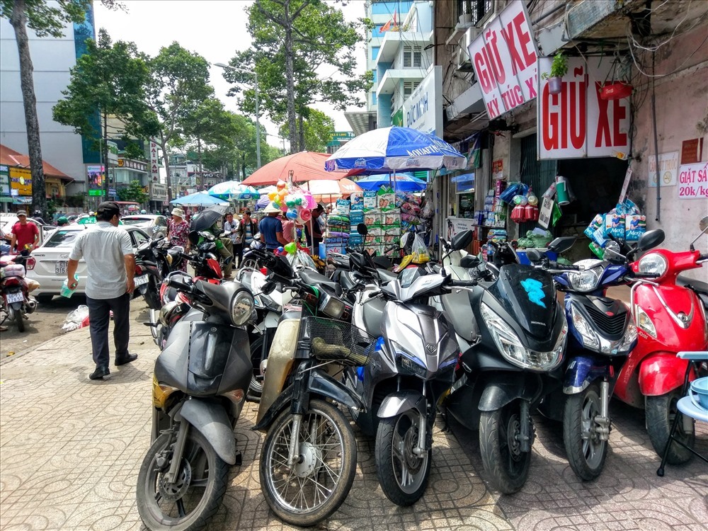 Vỉa hè phải chừa ít nhất 1,5m vỉa hè cho người đi bộ. Ảnh: Minh Quân