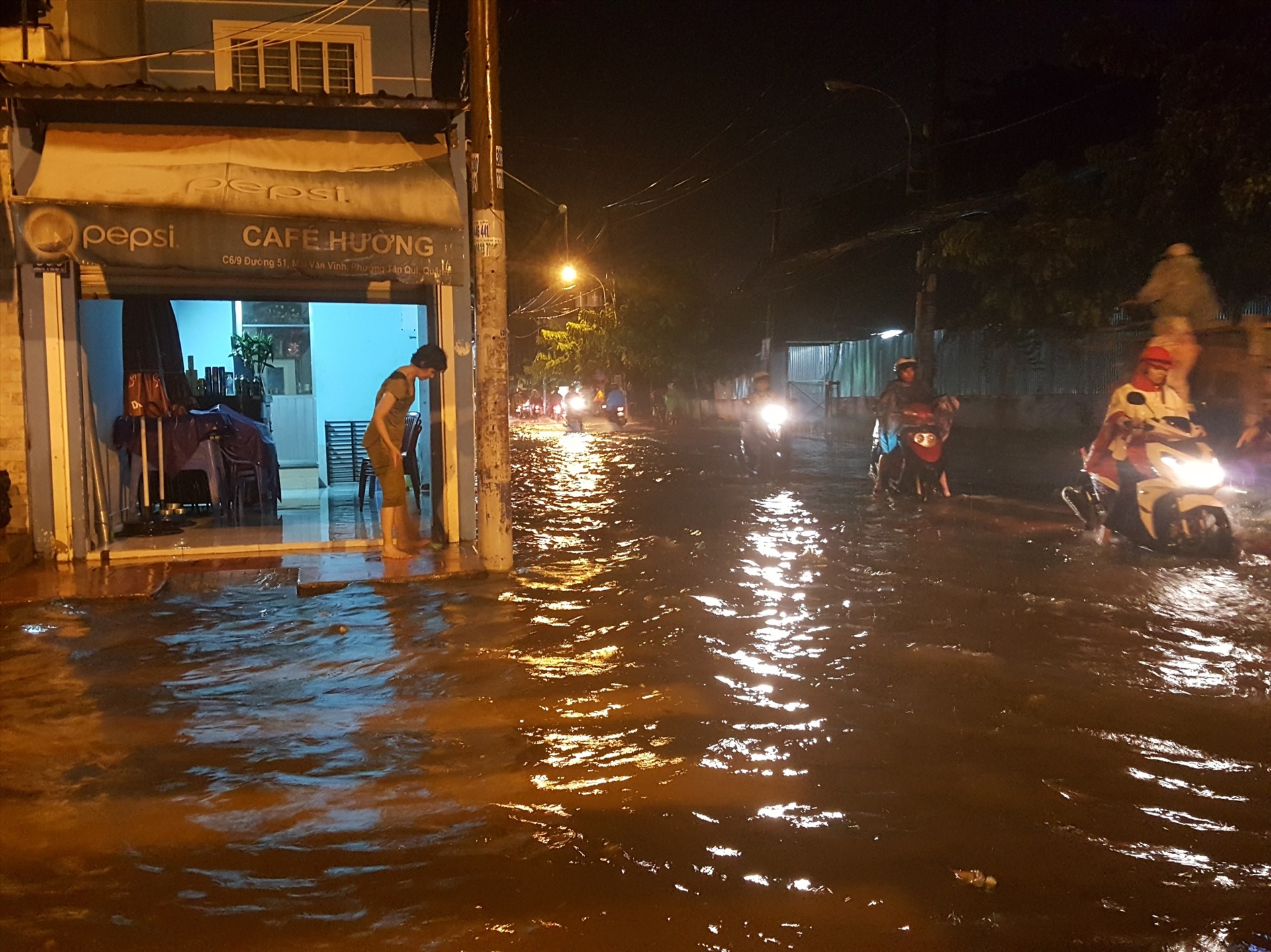 Tổng Công ty Điện lực TPHCM lên phương án phòng ngừa tai nạn về điện ở nơi ngập úng. Ảnh: HỮU HUY