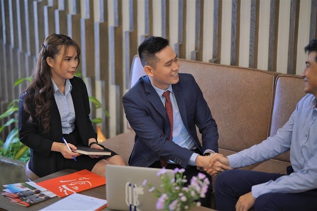 Trách nhiệm và sự tận tâm giúp gắn kết tư vấn viên và khách hàng. Ảnh: Prudential