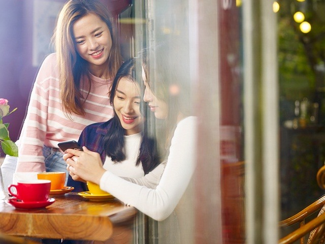 Thông qua các giải pháp số, khách hàng hoàn toàn chủ động trong việc yêu cầu giải quyết quyền lợi bảo hiểm. Ảnh: Prudential