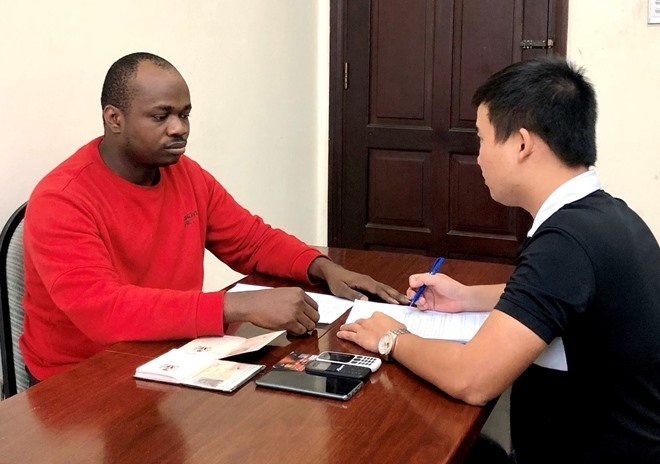 Cơ quan công an lấy lời khai đối tượng người Nigeria. Ảnh: CA cung cấp.