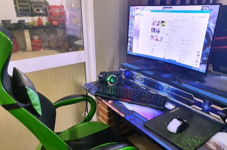 Bàn máy vi tính Sự ngồi chơi game trước khi bị bắt.