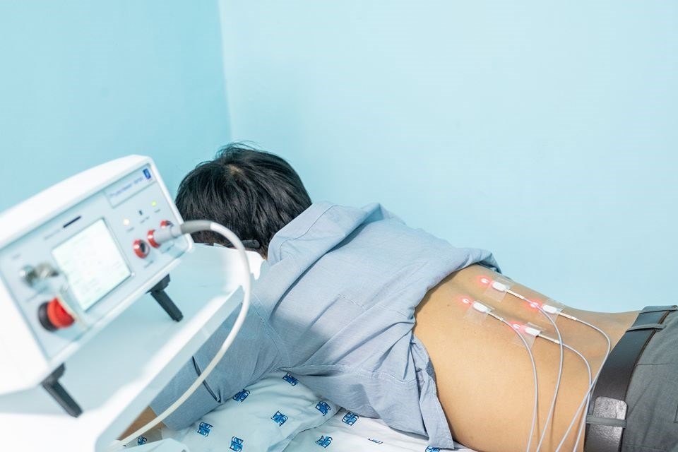 Châm cứu bằng lazer cho bệnh nhân. Ảnh: Bệnh viện cung cấp Châm cứu bằng lazer cho bệnh nhân. Ảnh: Bệnh viện cung cấp