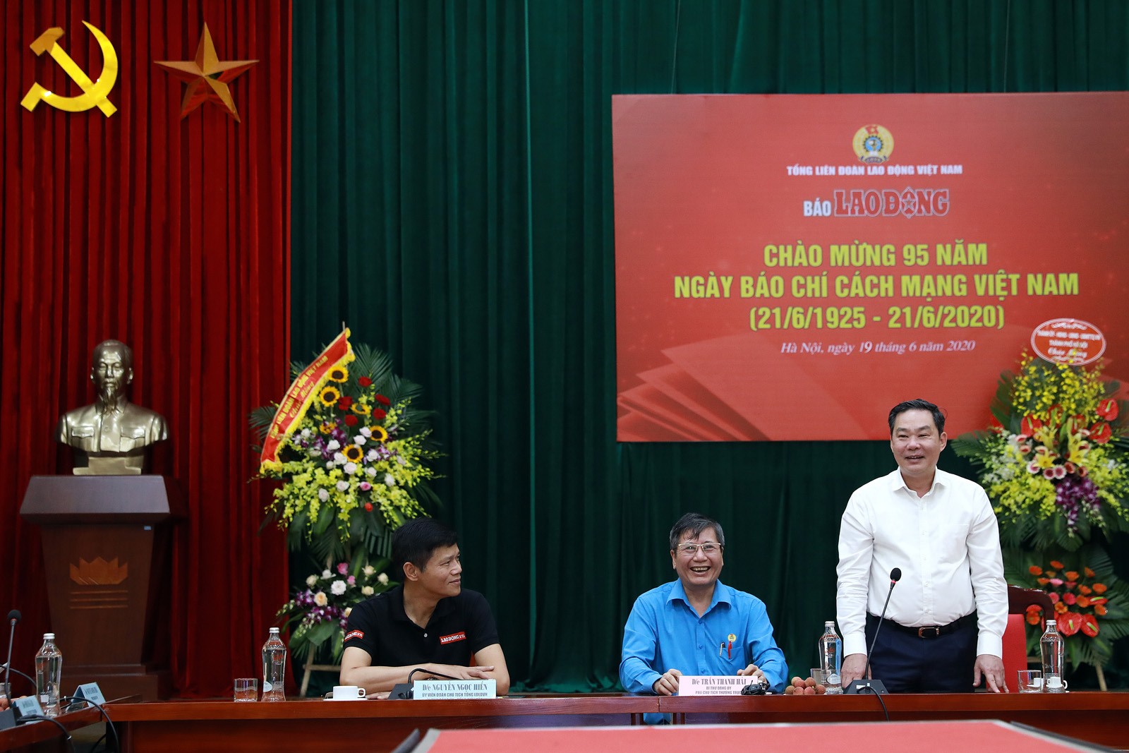 Phó Chủ tịch UBND TP.Hà Nội Lê Hồng Sơn chúc mừng Báo Lao Động nhân dịp kỷ niệm 95 năm Ngày Báo chí cách mạng Việt Nam. Ảnh: Hải Nguyễn