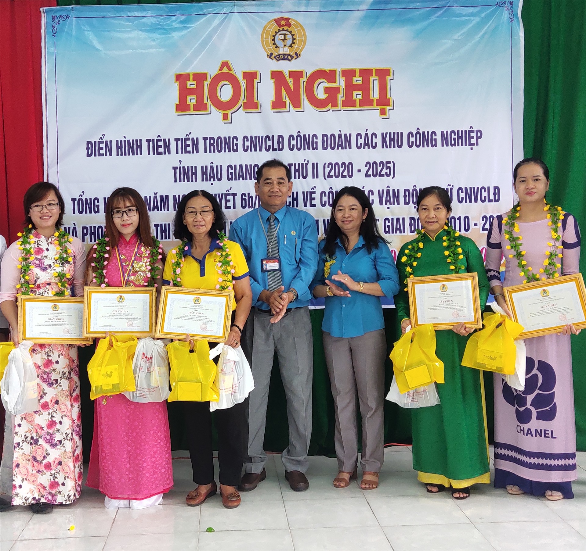 Trao giấy khen cho các cá nhân và tập thể có thành tích xuất sắc trong phong trào CNVCLĐ và hoạt động Công đoàn Các khu công nghiệp tỉnh Hậu Giang. Ảnh: Thành Nhân