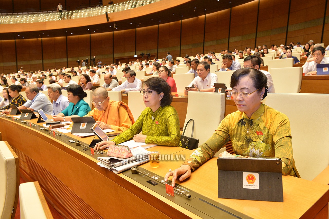Các đại biểu nhấn nút biểu quyết