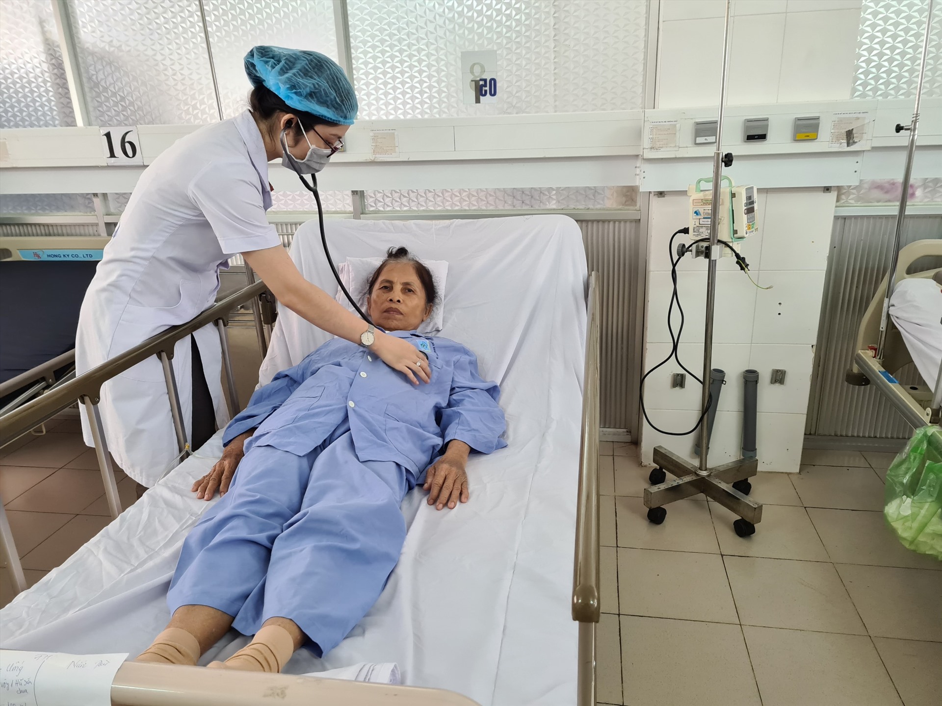 Bệnh nhân được khám bệnh lại lần nữa trước khi cho ra viện. Ảnh: Bệnh Viện cung cấp.