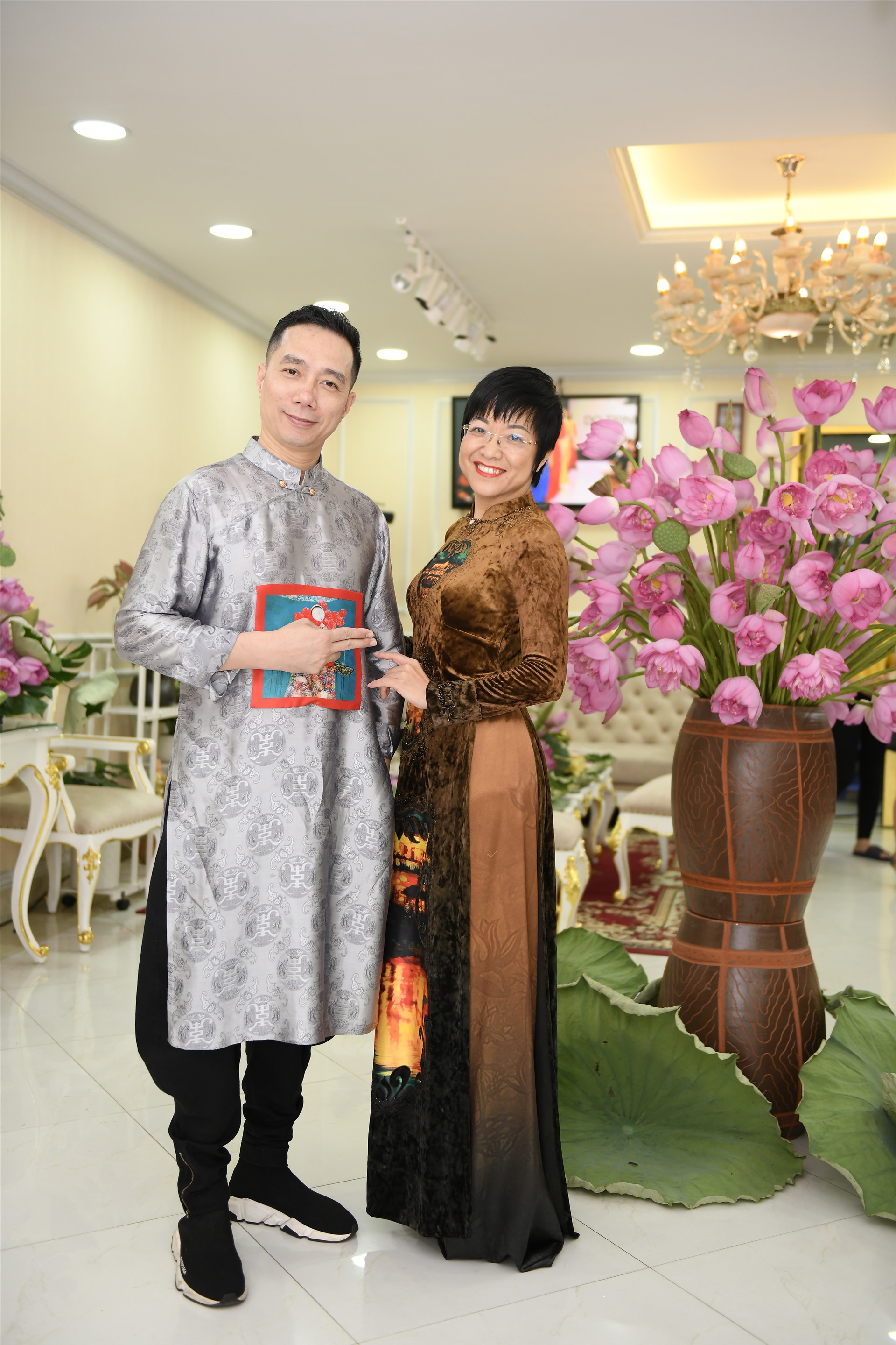 MC Thảo Vân và NTK Đỗ Trịnh Hoài Nam. Ảnh: DTHN.
