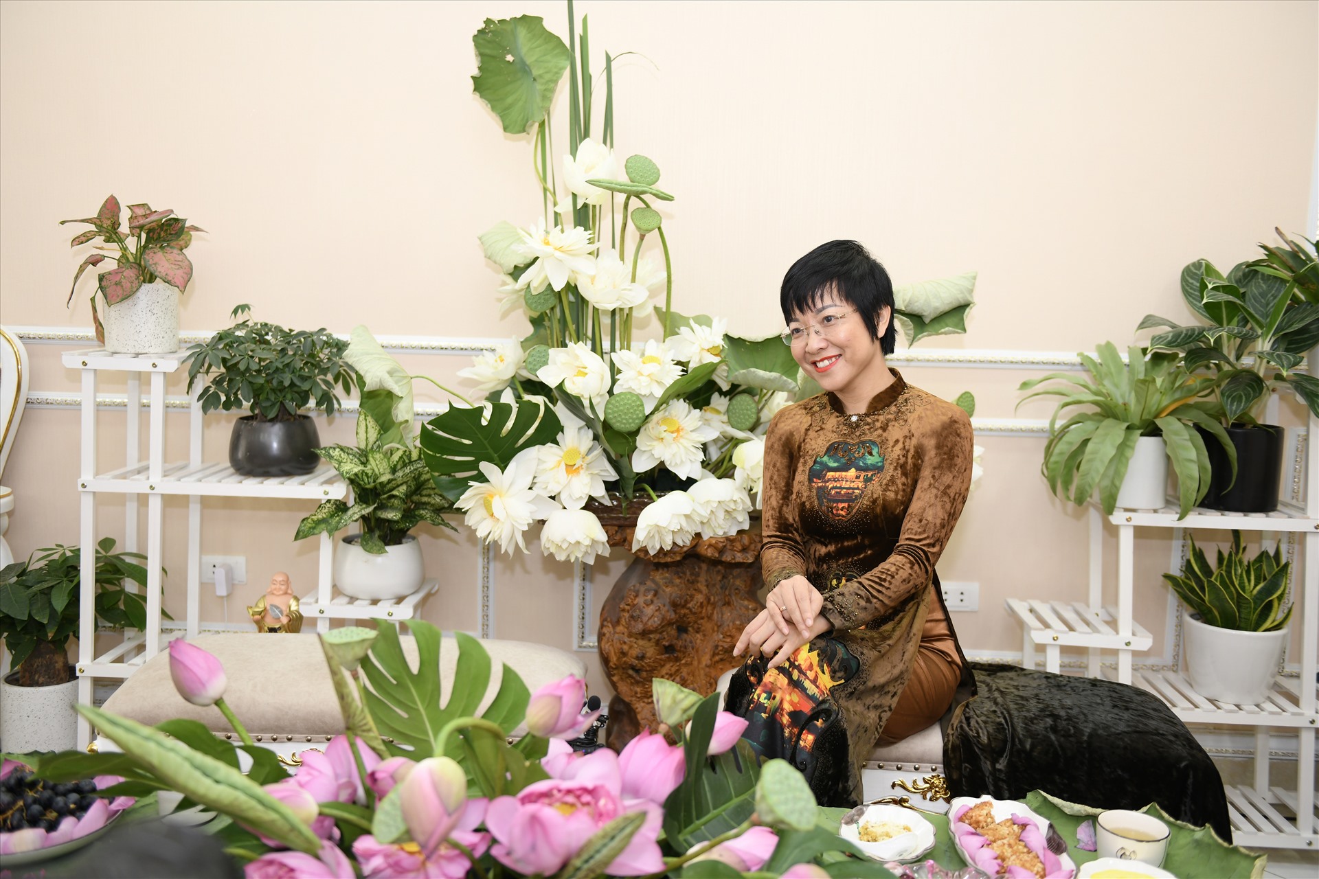 MC Thảo Vân dịu dàng bên sen. Ảnh: DTHN.