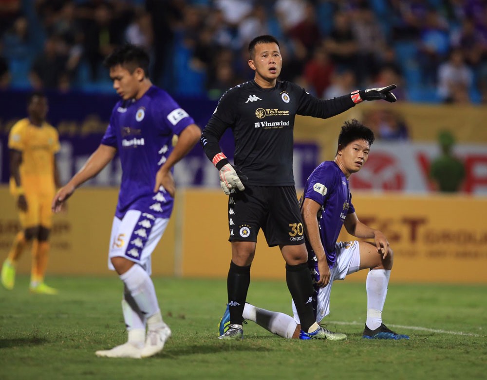 Hàng phòng ngự của Hà Nội đang có nhiều điểm yếu. Ảnh: VPF