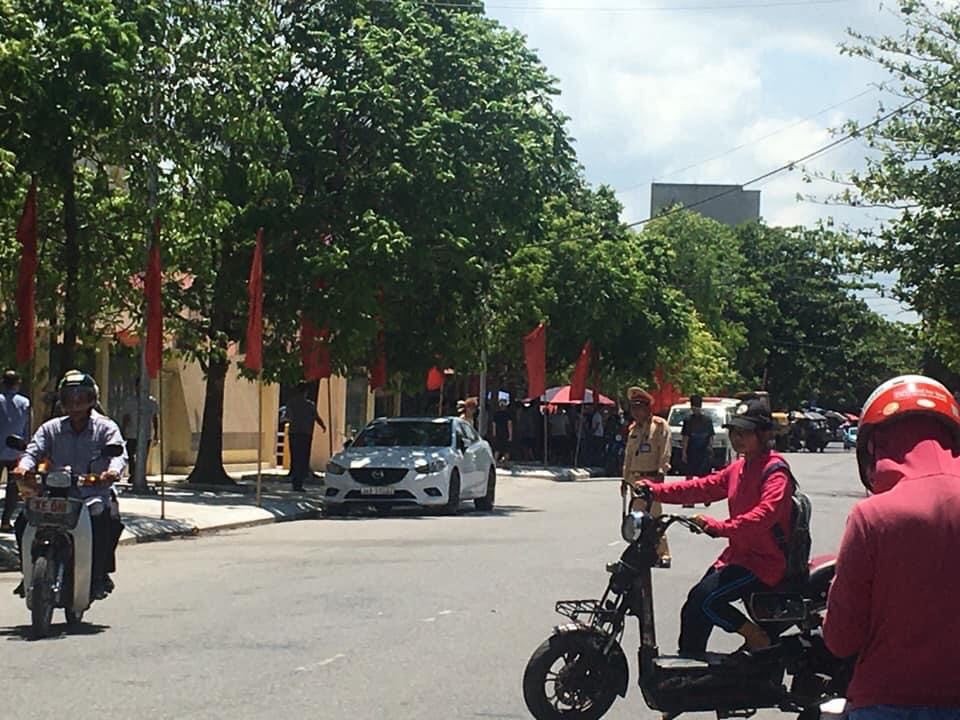 Ba công nhân bị tai nạn khi đang căng treo pano tại cổng trụ sở Huyện ủy Gia Lộc. Ảnh Bùi Tú