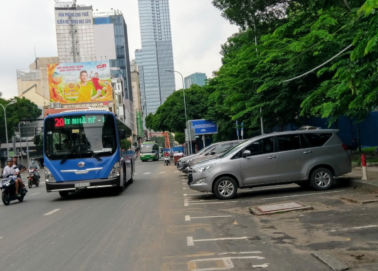 Bãi đỗ xe có thu phí trên đường Lê Lai (quận 1, TPHCM) Ảnh: Minh Quân